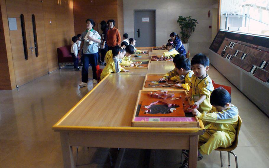 Kids encouraged to touch exhibits at South  Korean  museum 